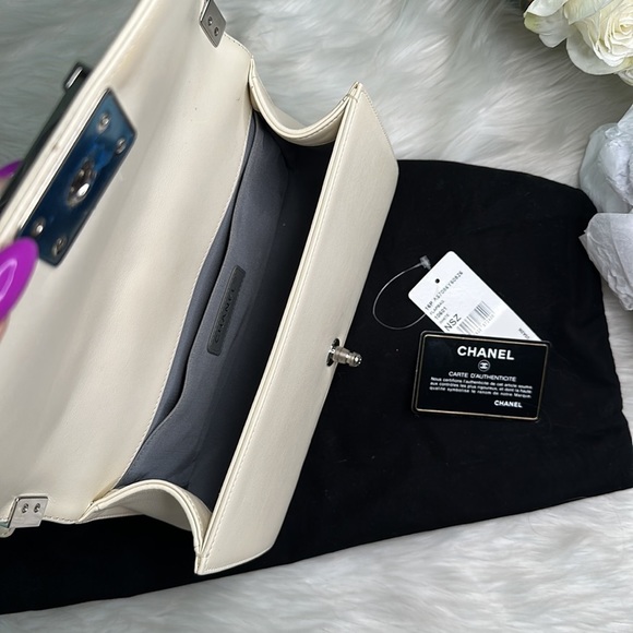 CHANEL WHITE Chevron Flap Bag Yes!!! White!!  Silver Chain - Picture 8 of 13